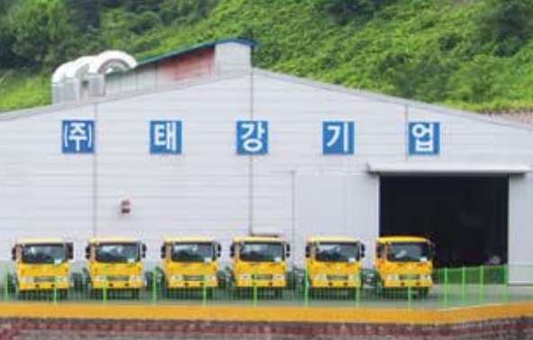 앞에 노란색 버스가 6개가 있으며, 흰색 배경에 파란색 로고가 적혀있다.