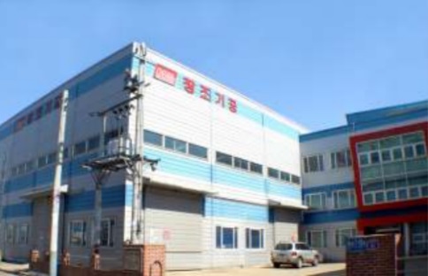 You can see the company view of Changjo Ki Gong and the parking lot. The logo and creative qigong are displayed in red on the gray and blue mixed building.