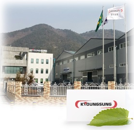 There are three flags with the Gyeongseong Industrial logo on the front and the Gyeongseong Industrial Factory in the background.