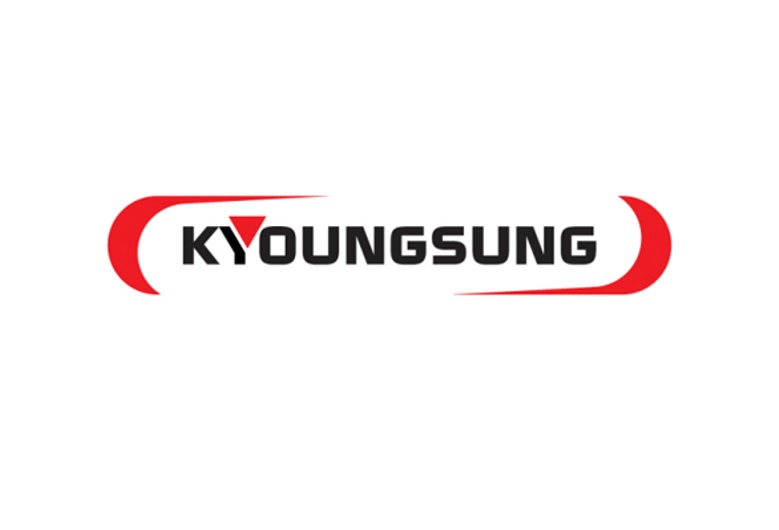 로고안에 kyoungsung 이라는 문구를 빨간색 띄가 감싸고있다